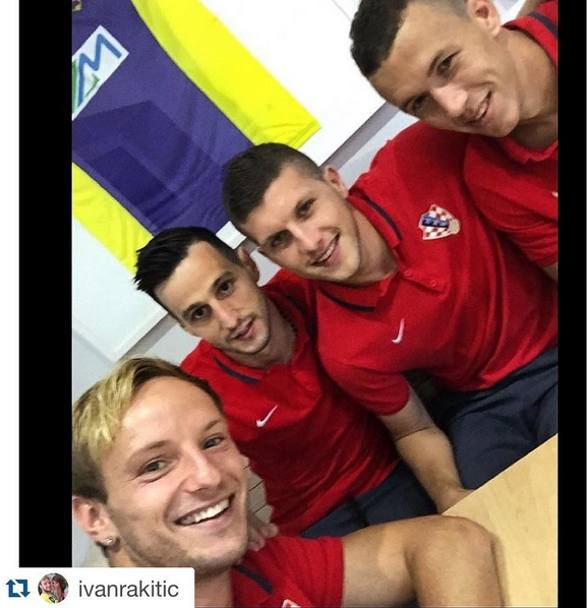 E con i compagni di nazionale, in una foto pubblicata da Rakitic. C&#39; anche il nerazzurro Perisic. Instagram